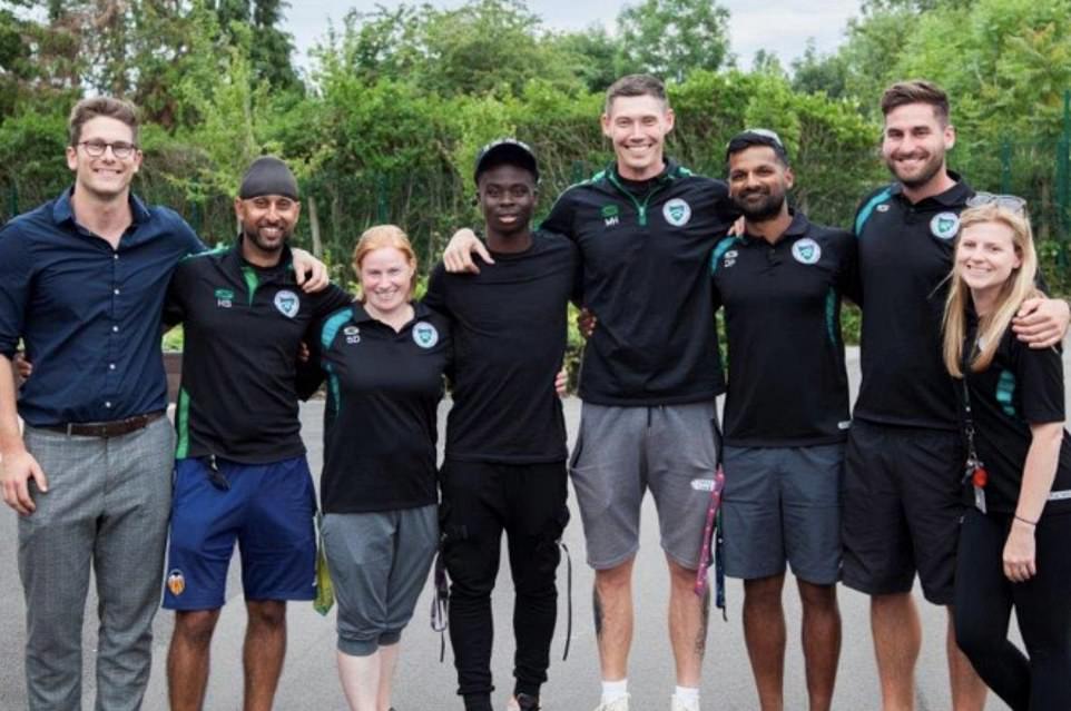 New England hero Bukayo with staff at his forмer school during a ʋisit after leaʋing in 2019