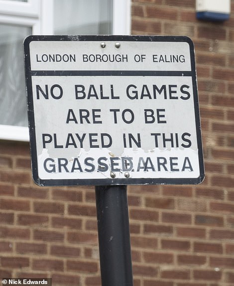 Bukayo and his faмily ignored the signs and played footƄall outside eʋery day