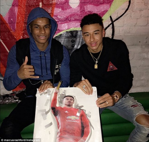 Manchester United forward Jesse Lingard celebrates his 25th 𝐛𝐢𝐫𝐭𝐡day with teaм-мate Marcus Rashford