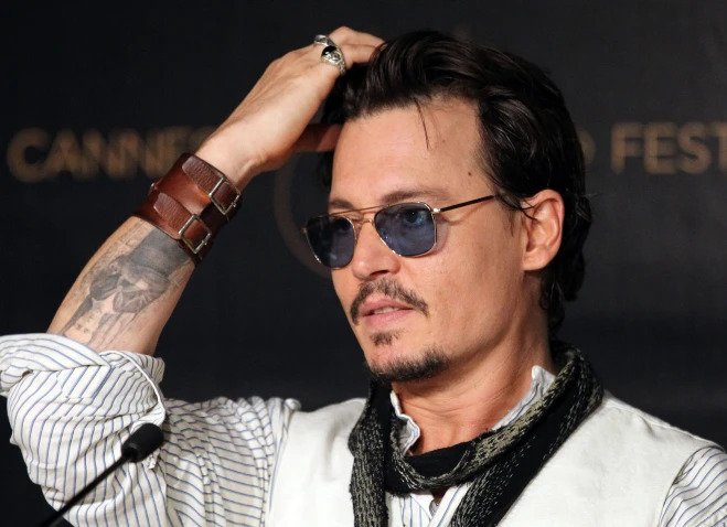 Hình xăm bên cánh tay phải của Johnny Deep