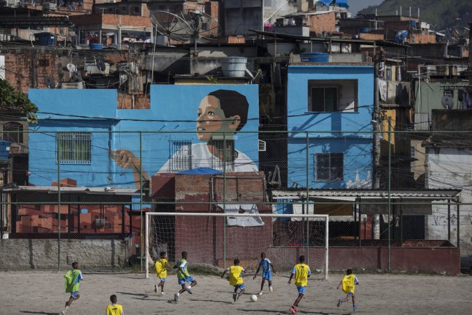 40 Brilliant Photos Of Football Being Played In The Favelas And Slums Of Brazil | Who Ate all the Pies