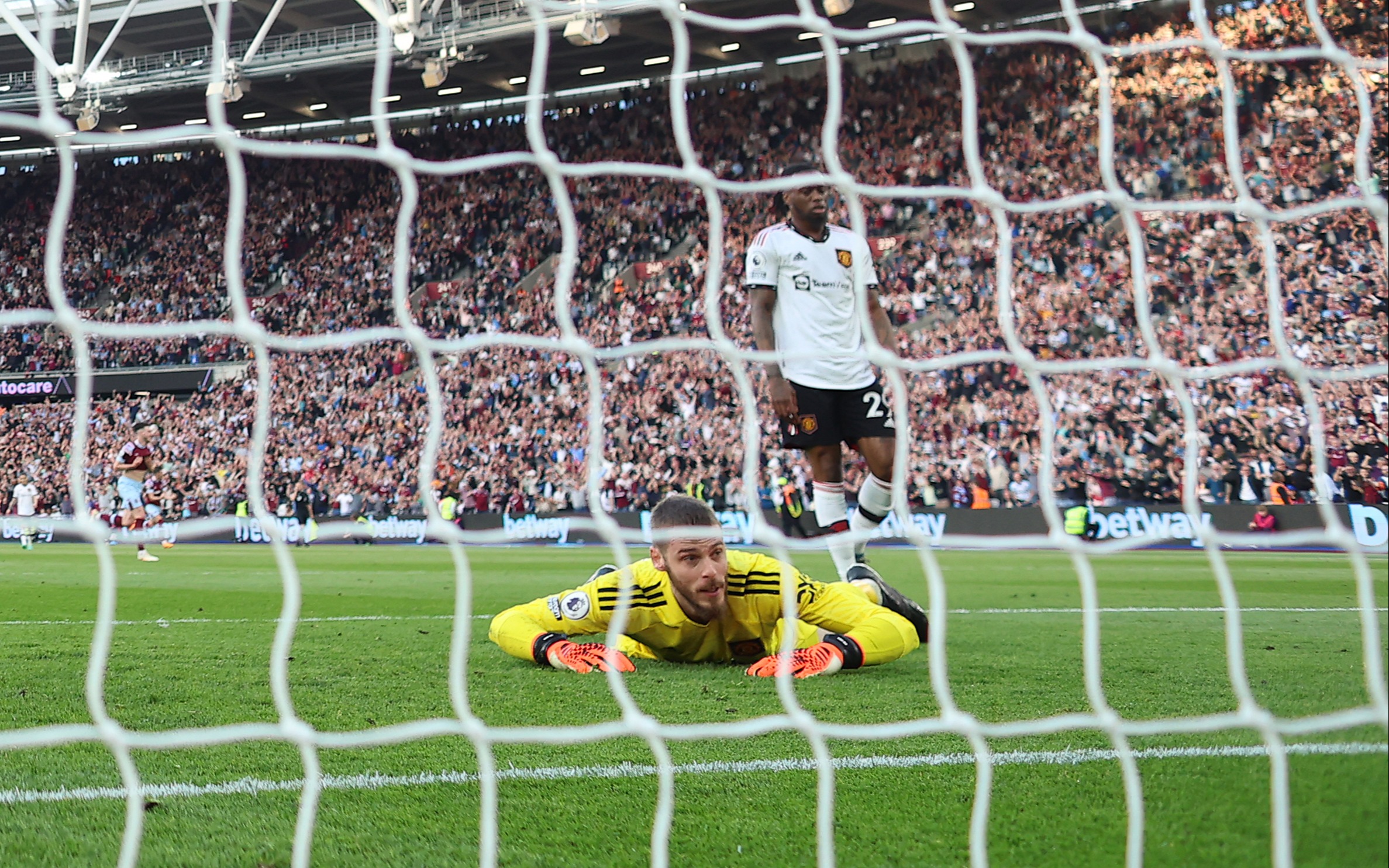 Man Utd fans convinced squad are sick of De Gea’s blunders as they spot Marcus Rashford’s damning reaction vs West Ham