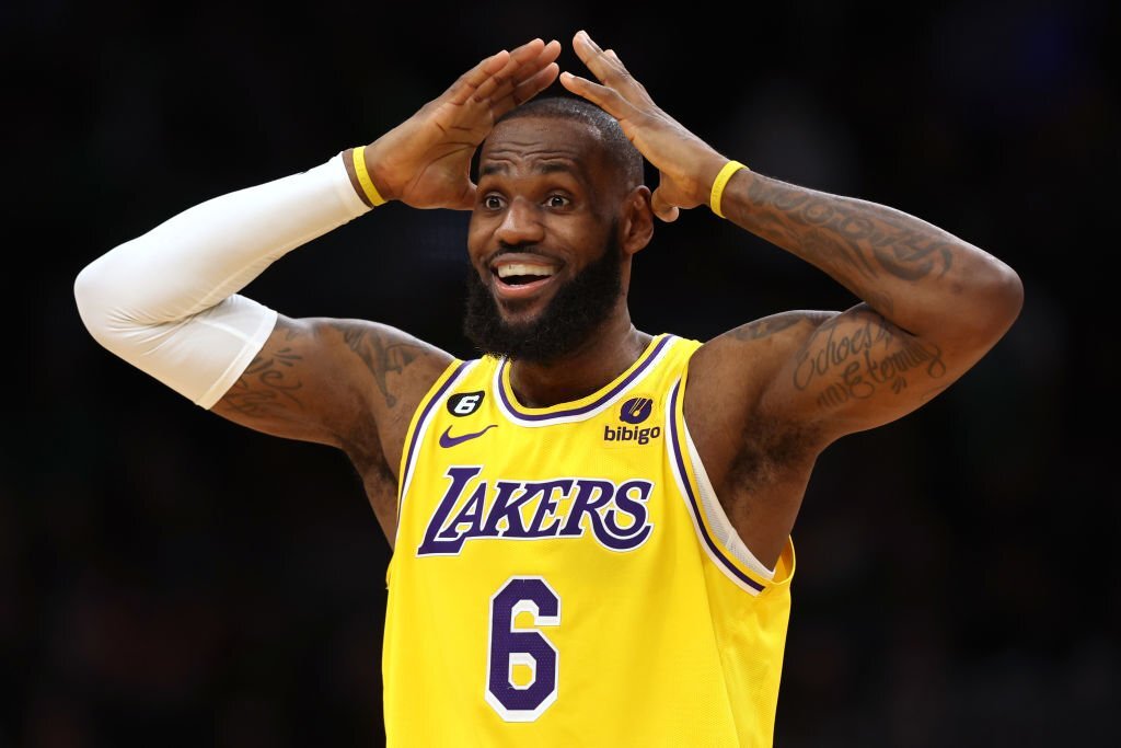 LeBron James nói gì trong phòng thay đồ sau thất bại trước Boston Celtics?