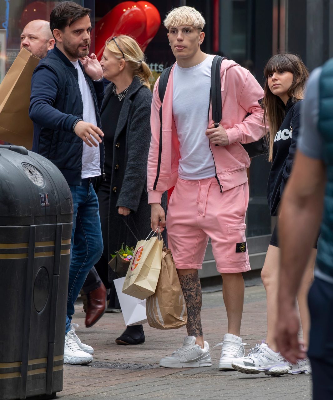 Man Utd star, Garnacho holding "weird item" while shopping with his pregnant girlfriend in pink tracksuit