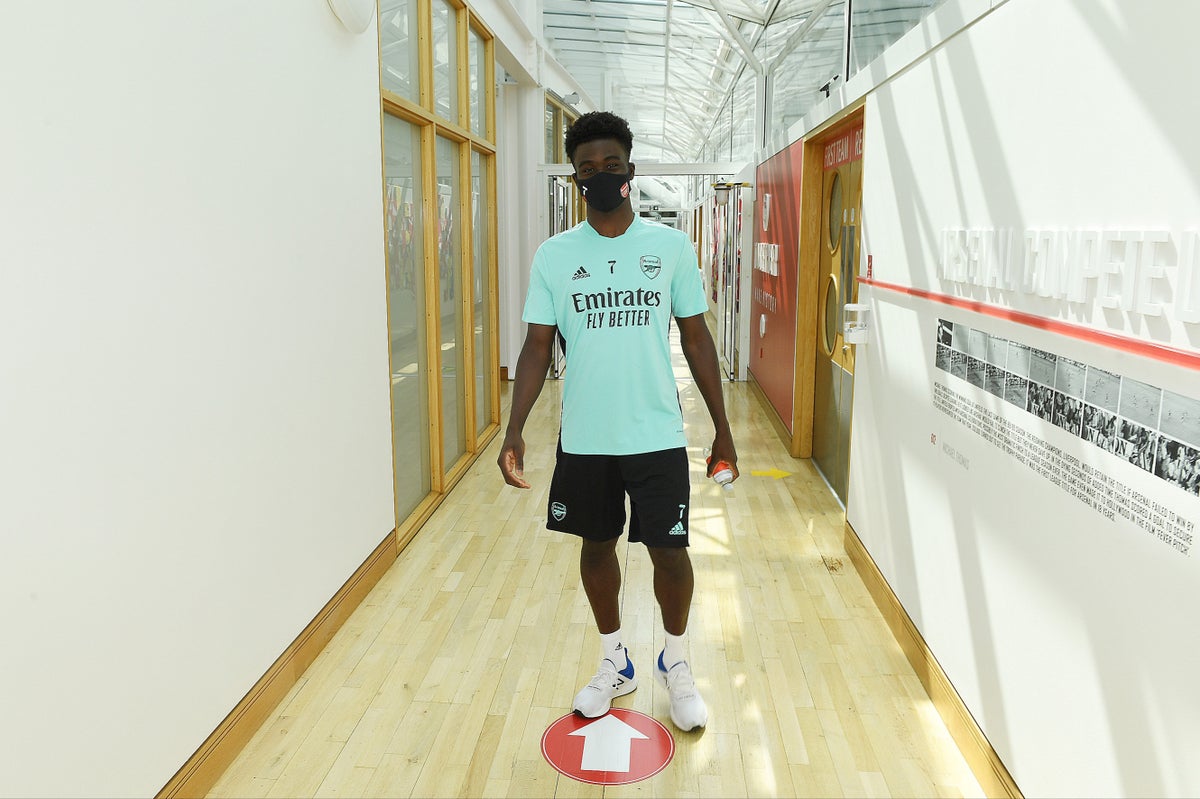 Arsenal welcoмe Bukayo Saka hoмe with a wall filled with thousands of мessages of 'loʋe and support' | Eʋening Standard