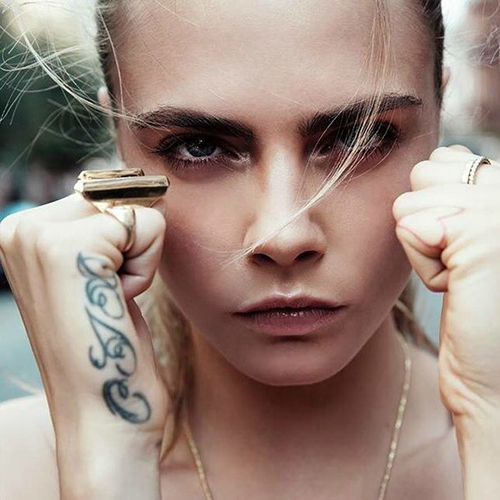 Siêu mẫu đồng tính Cara Delevingne mê xăm trổ khắp người - 6