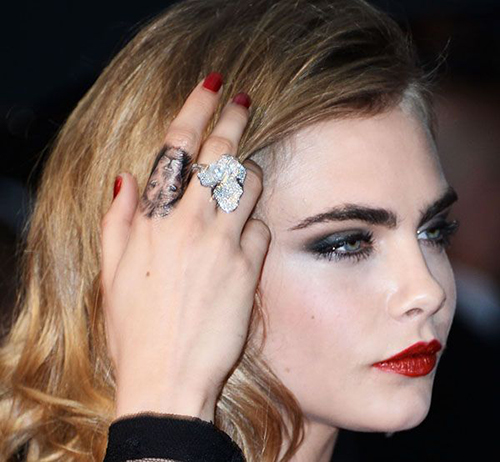 Siêu mẫu đồng tính Cara Delevingne mê xăm trổ khắp người - 1