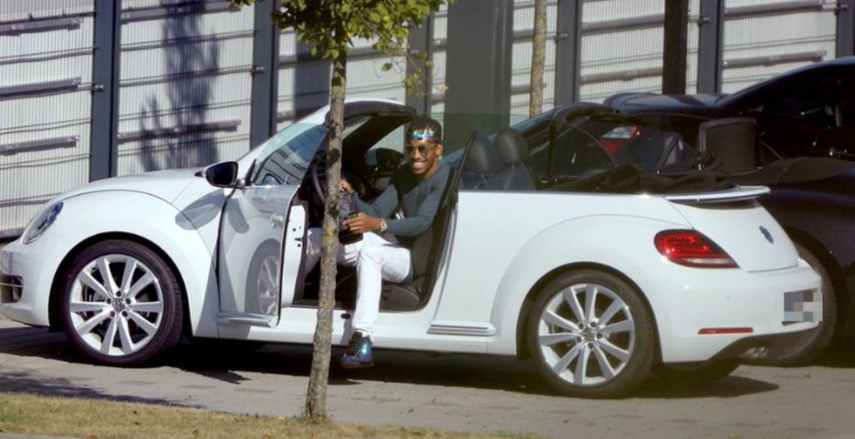  Once, Aubameyang even drove a Volkswagen Beetle Cabriolet around with a big smile on his face