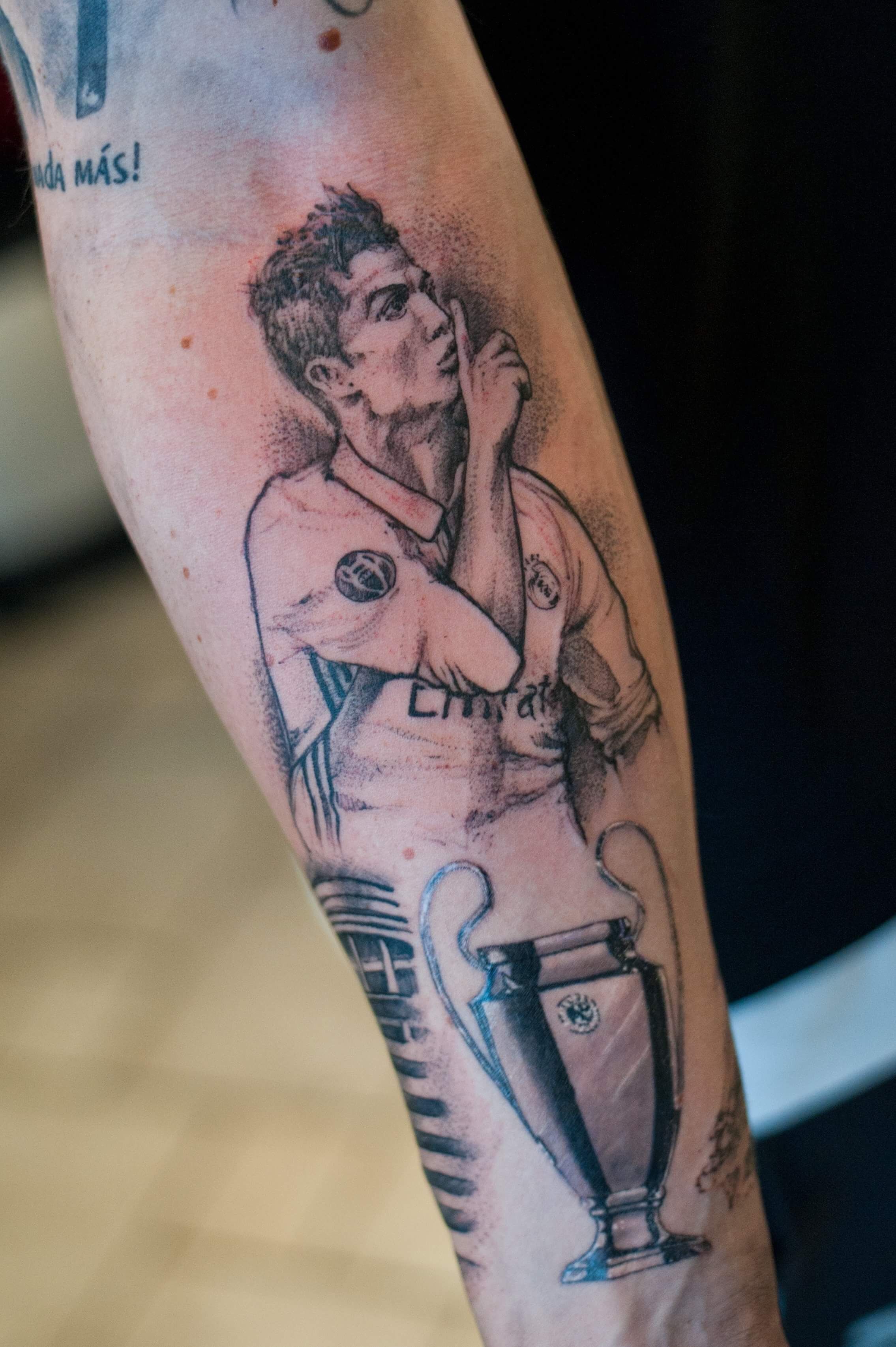 Ronaldo while celebrating + UCL Trophy | Tatuagem de futebol, Tatuagem, Melhores tatuagens de braço