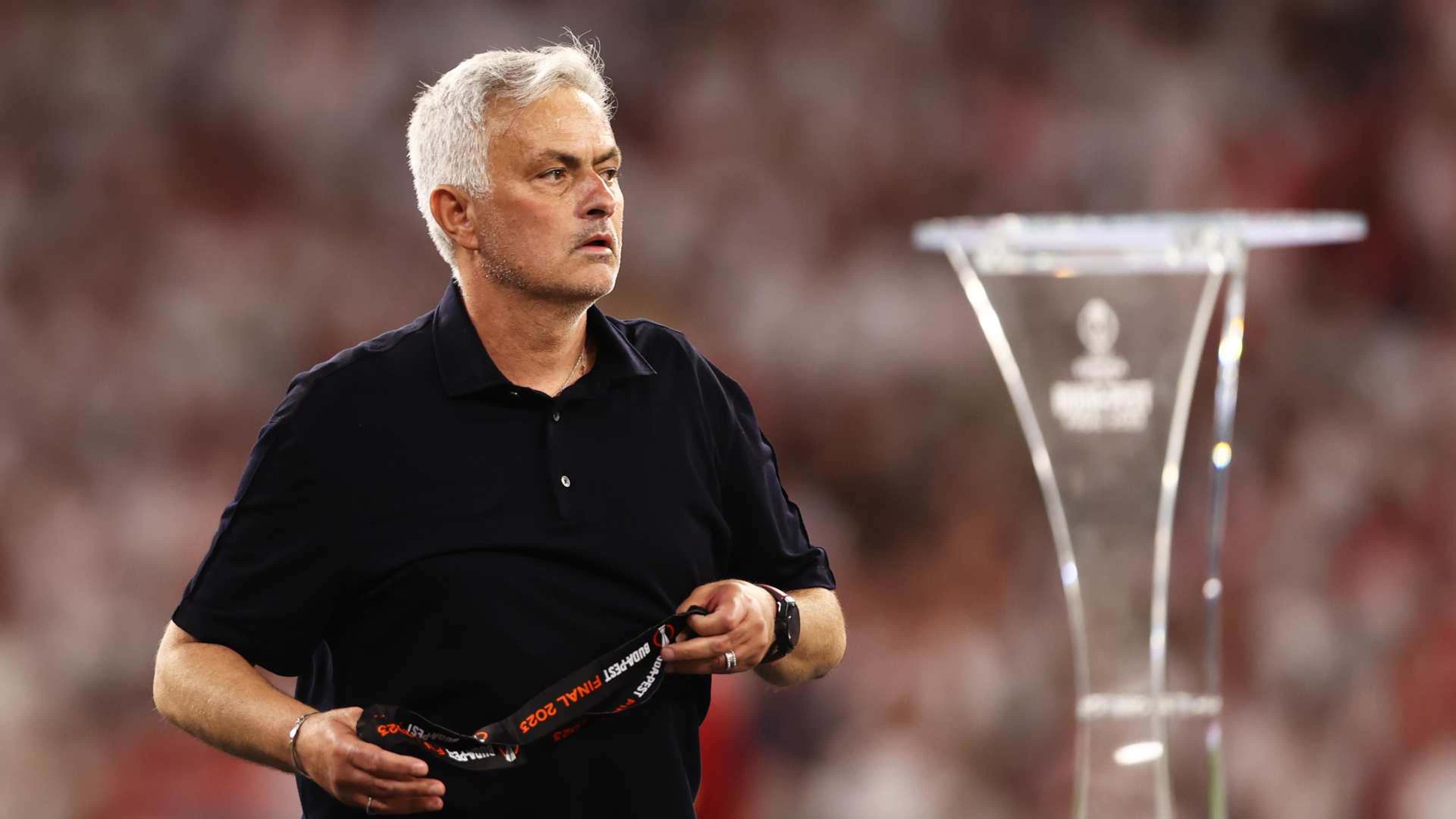 WATCH: Jose Mourinho throws his Europa League runners-up medal to young fan  after Roma's agonising shoot-out defeat to Sevilla | Goal.com Ghana