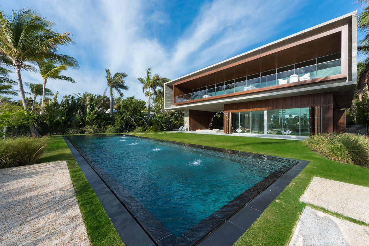 Một ngôi nhà hiện đại ở Bãi biển Miami đang được yêu cầu 29,75 triệu đô la. Trong hình là bể bơi nước mặn.