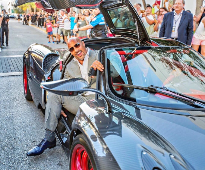 The Rock và chiếc siêu xe Pagani Huayra trị giá 1 triệu USD. Ảnh: The Rock Instagram