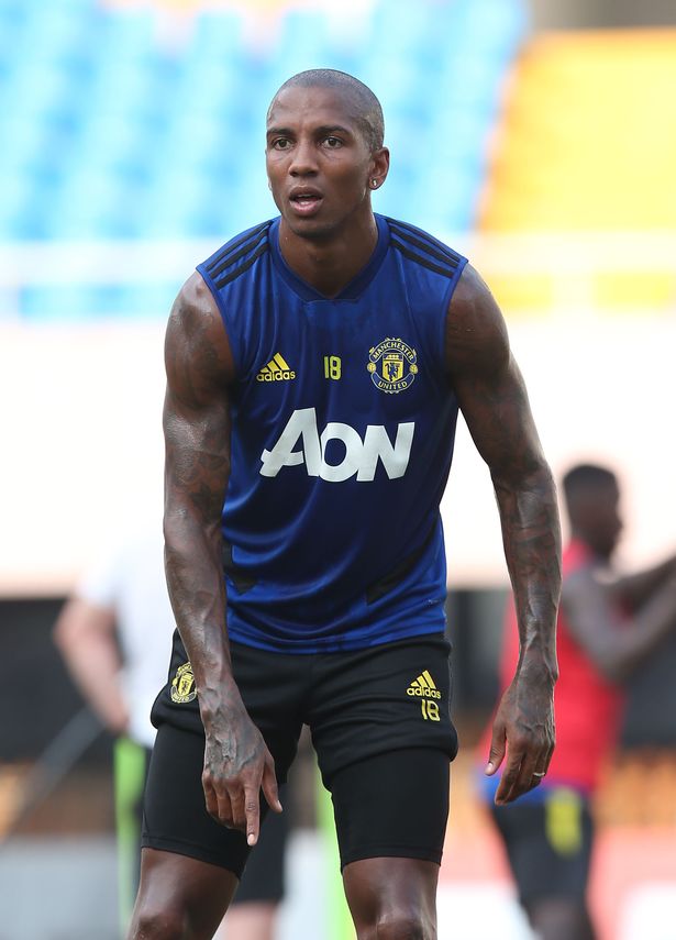 Ex-Man Utd star Ashley Young shows off incredible football-inspired back tattoo - Go News