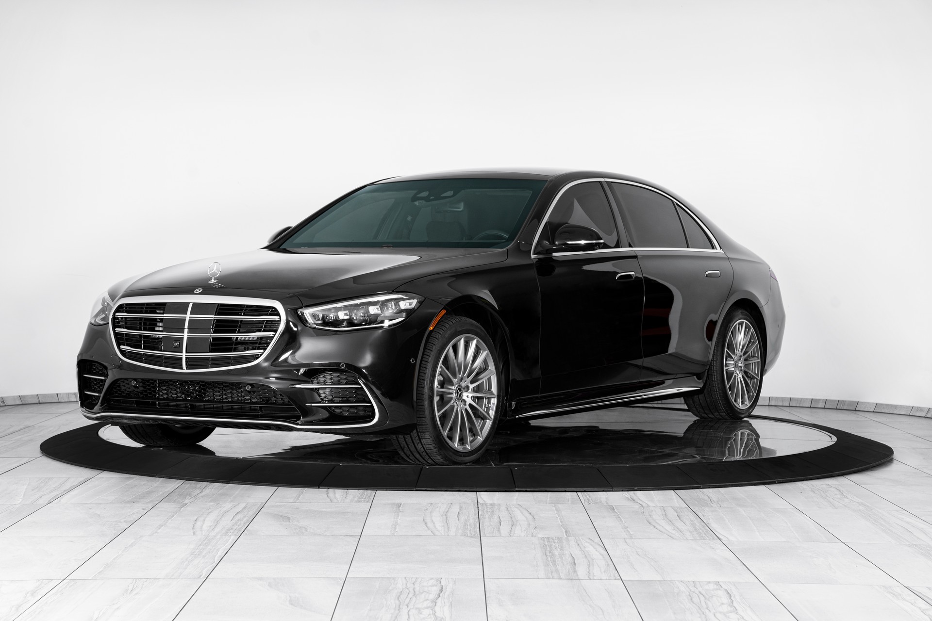 Mercedes-Benz S-Class 2022 bọc thép có khả năng dập lửa, chống tấn công hoá học và chịu được 2 vụ nổ cùng lúc