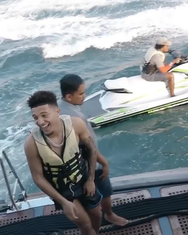 Inside Jadon Sancho’s glam holiday with private jet, a super yacht and gold steak that doesn’t go down well in Germany - Buzz News