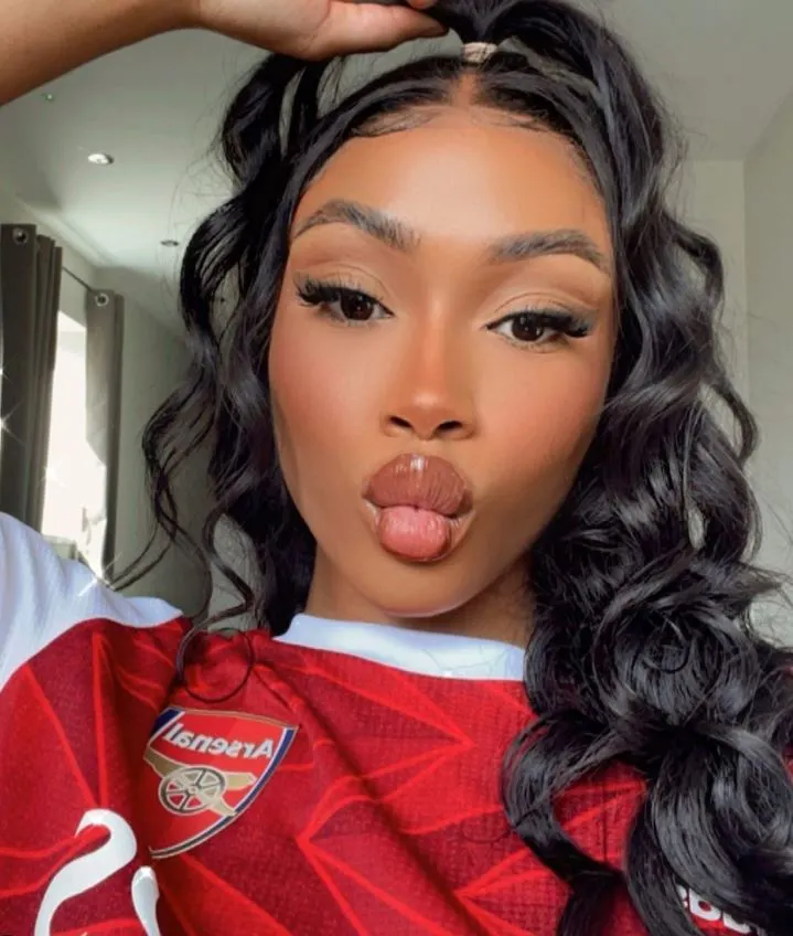 Tolami Benson wears an Arsenal jersey on her Instagram