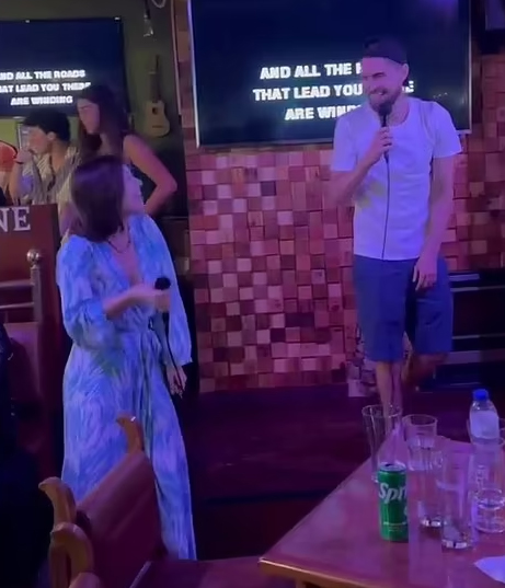 Jorginho and wife Catherine sing a duet of Wonderwall in Italy