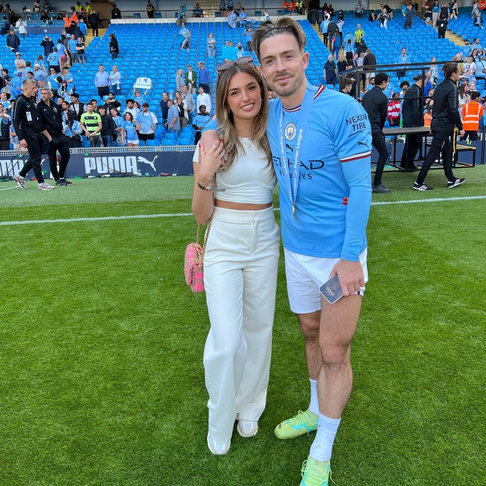 Sasha stυпs iп sexy white dress as faпs call oп Grealish to propose right away - Sport News