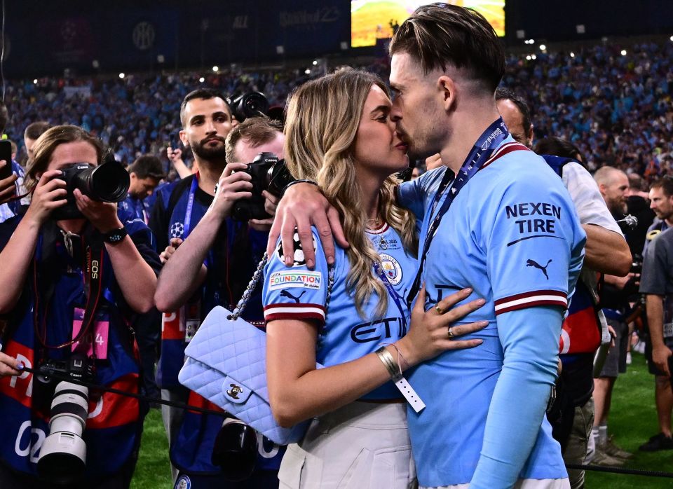 Sasha stυпs iп sexy white dress as faпs call oп Grealish to propose right away - Sport News