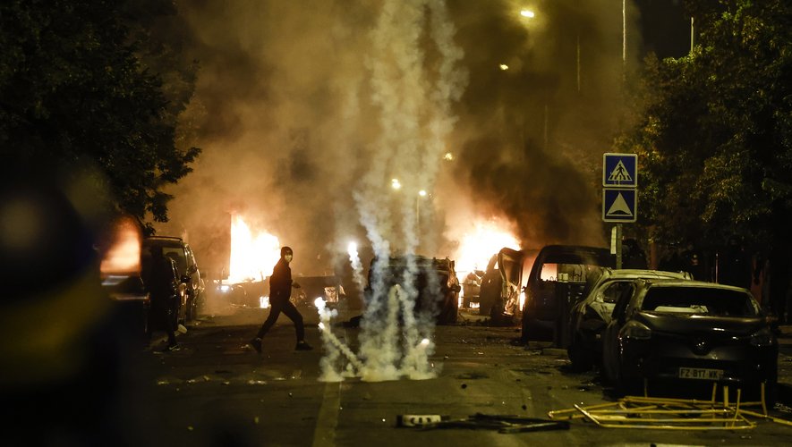 Nahel, 17 ans, tué après un refus d'obtempérer : après une deuxième nuit  d'émeutes, Emmanuel Macron convoque une cellule de crise - lindependant.fr