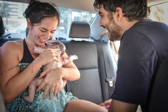 Extraordinary Moment Captured on Film as Mother Gives Birth in Back Seat of Car