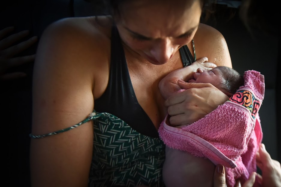 Extraordinary Moment Captured on Film as Mother Gives Birth in Back Seat of Car