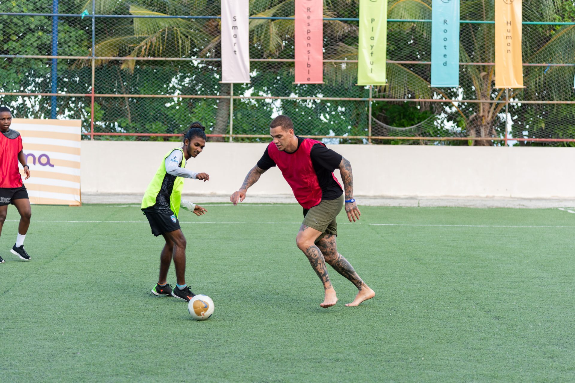 Man City star Ederson keeps fit in the Maldives playing barefoot on ‘world’s most stunning pitch’ with hotel guests - Go News