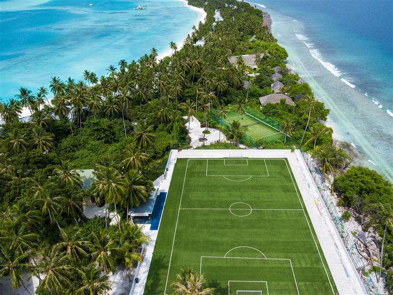 Man City star Ederson keeps fit in the Maldives playing barefoot on ‘world’s most stunning pitch’ with hotel guests - Go News