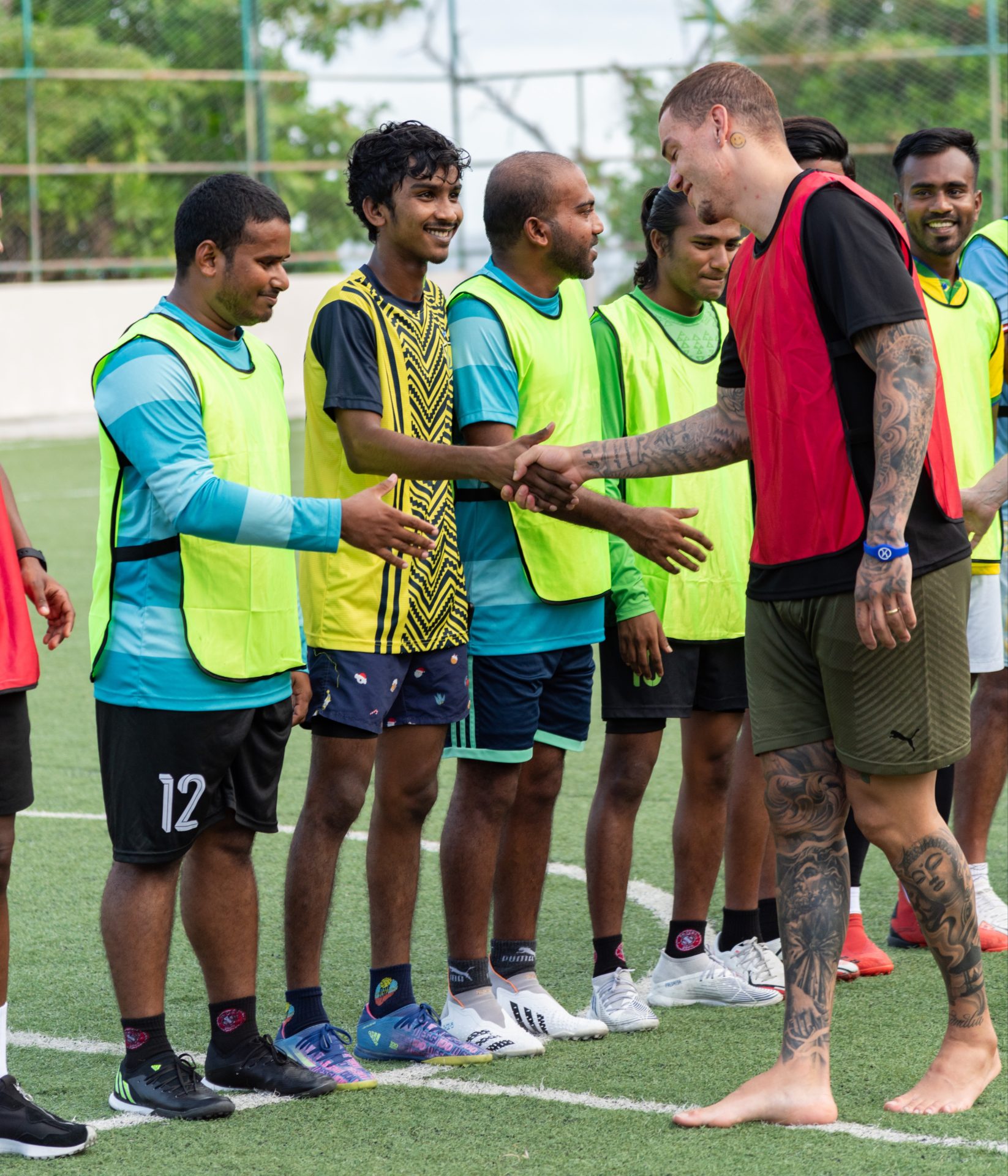 Man City star Ederson keeps fit in the Maldives playing barefoot on ‘world’s most stunning pitch’ with hotel guests - Go News