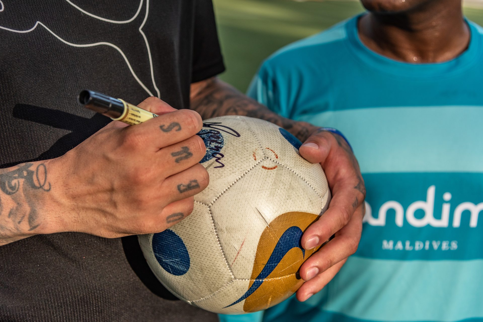 Man City star Ederson keeps fit in the Maldives playing barefoot on ‘world’s most stunning pitch’ with hotel guests - Go News