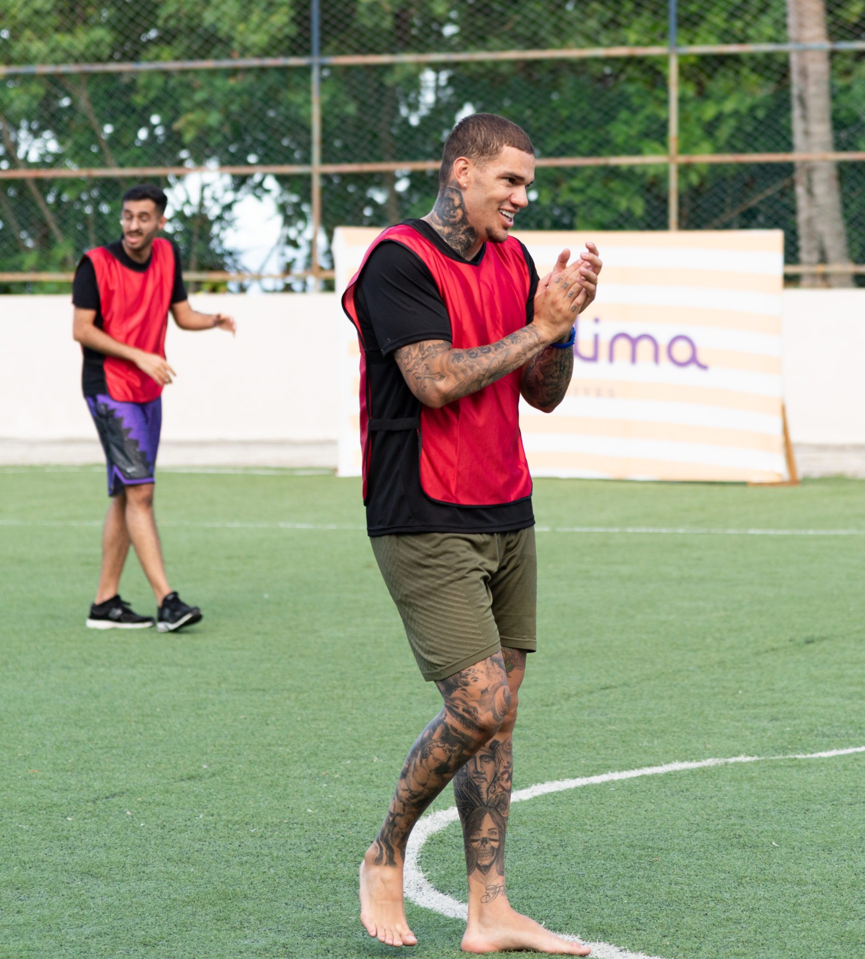 Man City star Ederson keeps fit in the Maldives playing barefoot on ‘world’s most stunning pitch’ with hotel guests - Go News