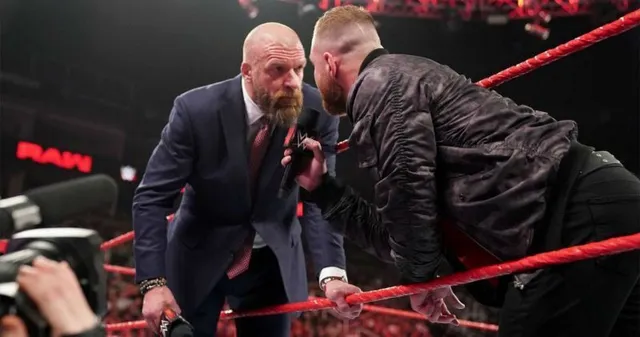 Cover Image for 🚨 ¡ÚLTIMA HORA! Dean Ambrose pide a Triple H incorporar a un nuevo miembro secreto en THE NEW SHIELD y deja sin palabras a todo WWE – ¡VÍDEO SORPRESA REVELADO! 🎬😱👇